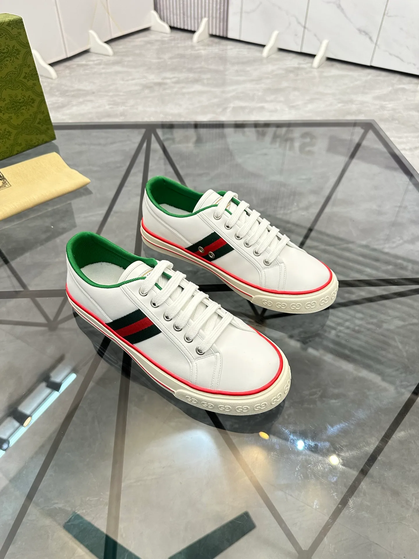 Men's shoes: 💰P380¥ Product trademark: Gucci* "Gucci*" low-cut casual shoes Regular size: 38-44 (can be customized to 45.46.) Product material: imported cowhide upper, breathable lining, original outsole. Number: 661